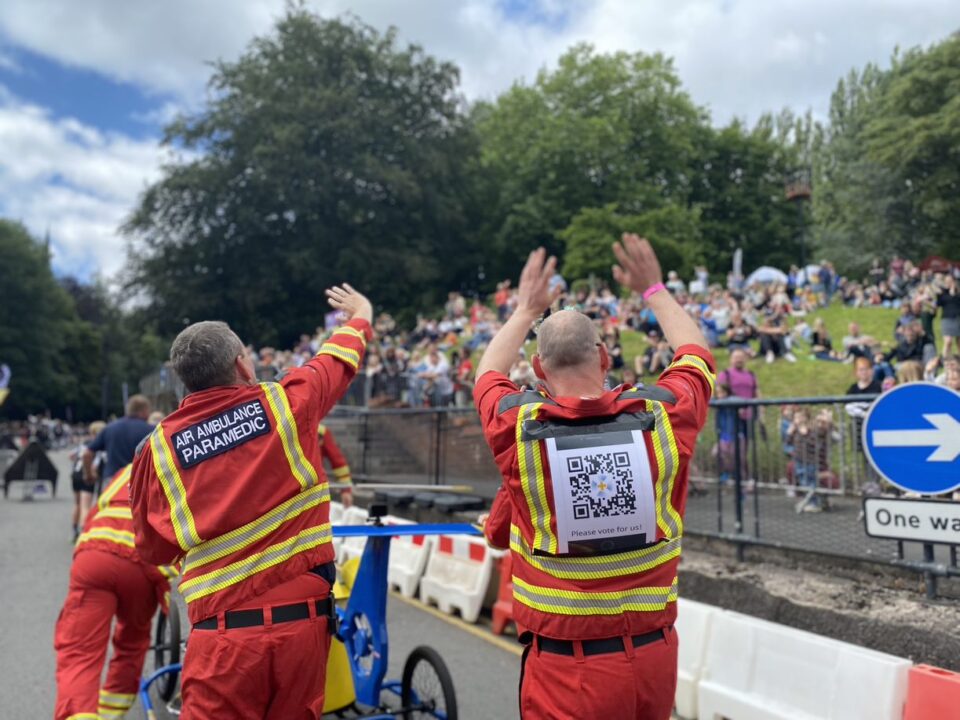 Andy and Ian waving to fans on the course